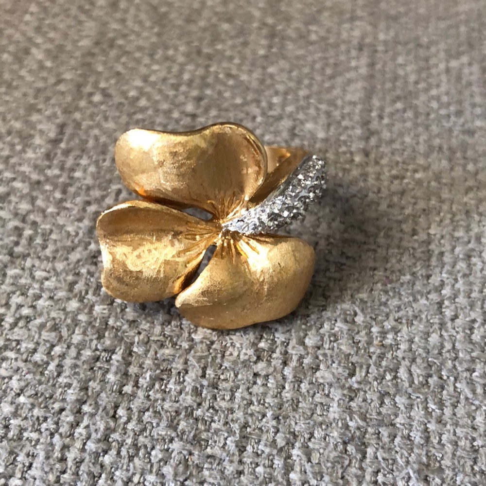 Gold flower ring